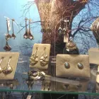 Unternehmen 27 Bild DEKOMODIE - UNIKATE VON SCHMUCK UND KLEIDUNG Uhren Einzelhandel am Leipzig SN