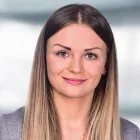 Unternehmen 1 Bild ITZEHOER VERSICHERUNGEN: KAROLINA KUZMECKA Versicherung am Schleswig SH